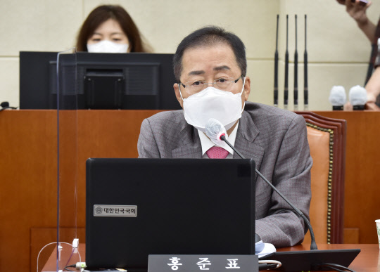 무소속 홍준표 의원이 지난달 6일 국회 국방위원회 전체회의에서 발언하고 있다.   연합뉴스